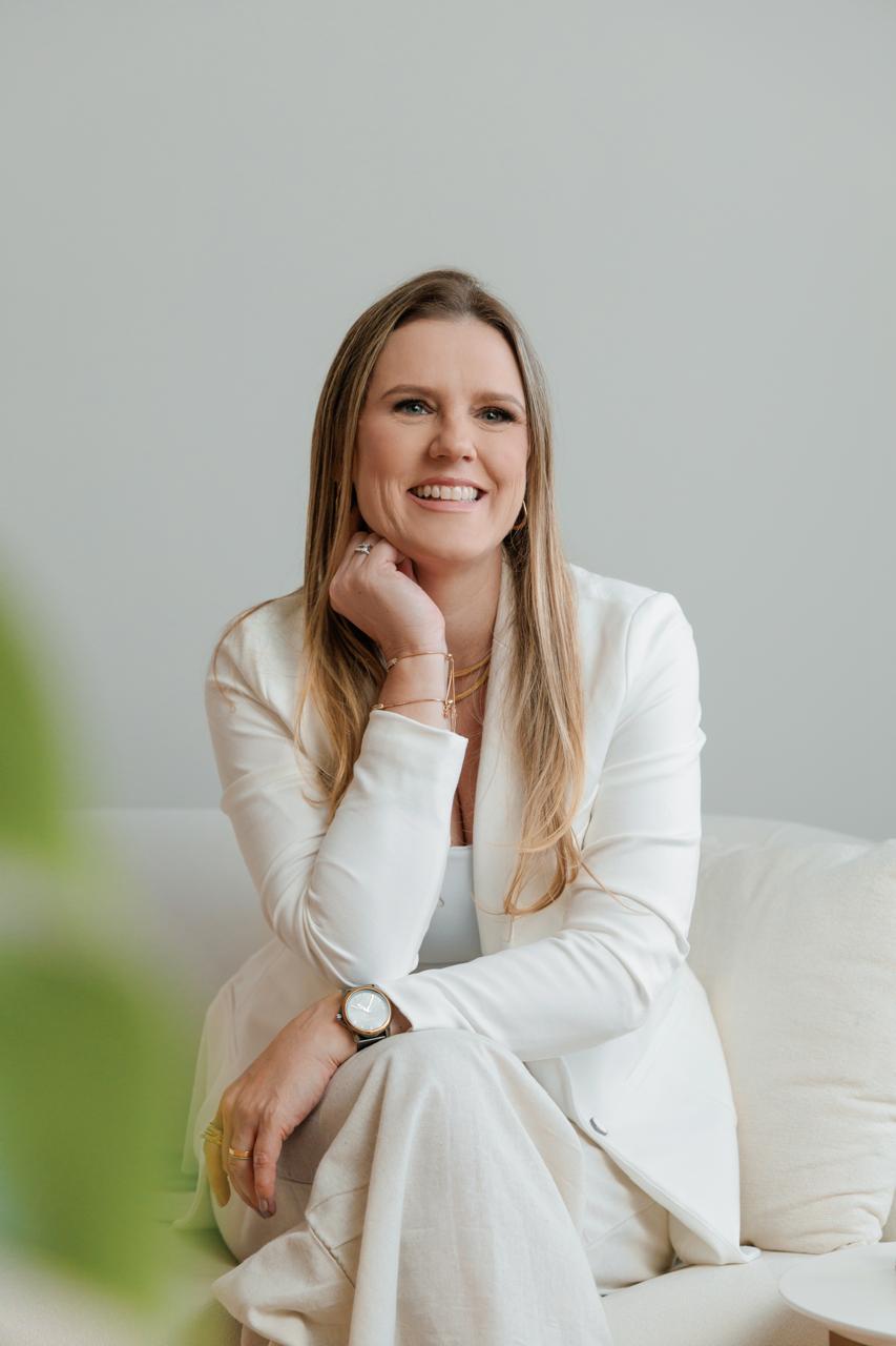 Patrícia Flemming sorrindo durante atendimento psicológico em Palhoça